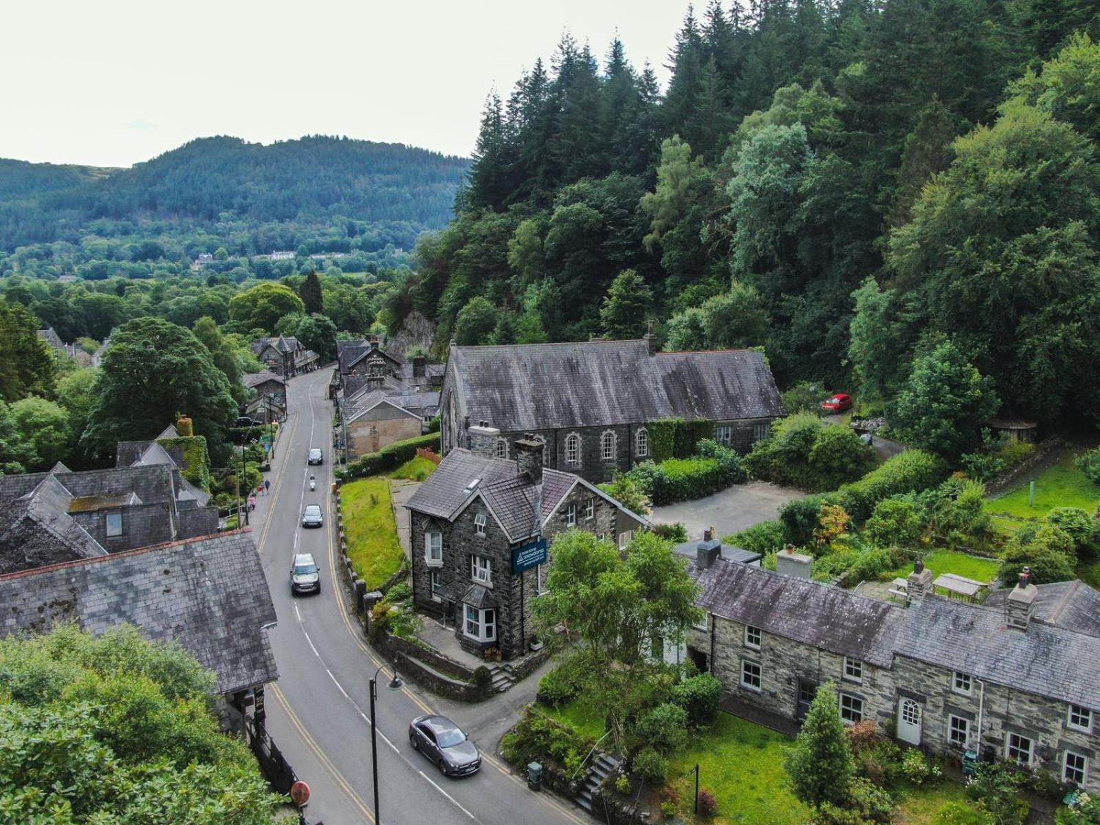 بيت شباب Base Camp Snowdonia, Gwersyll Cyntaf Eryri بيتوَس واي كود المظهر الخارجي الصورة